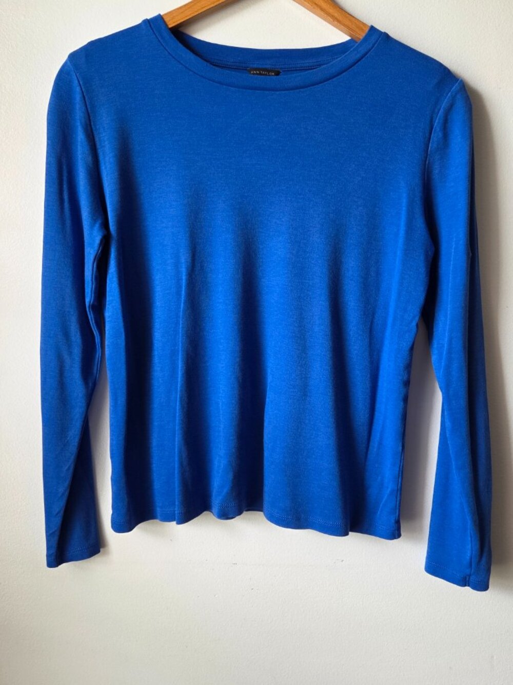 EUC ANN TAYLOR BLUE 100% COTTON CREW NECK LONGSLEEVES TEE SIZE M